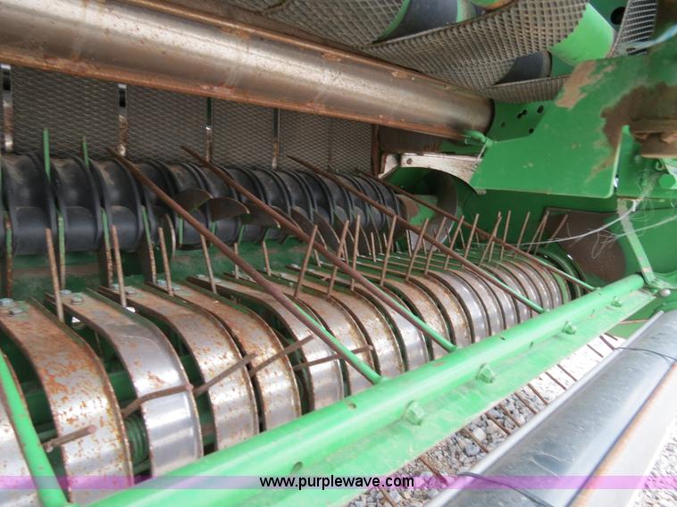 image for item B4746 2007 John Deere 568 round baler
