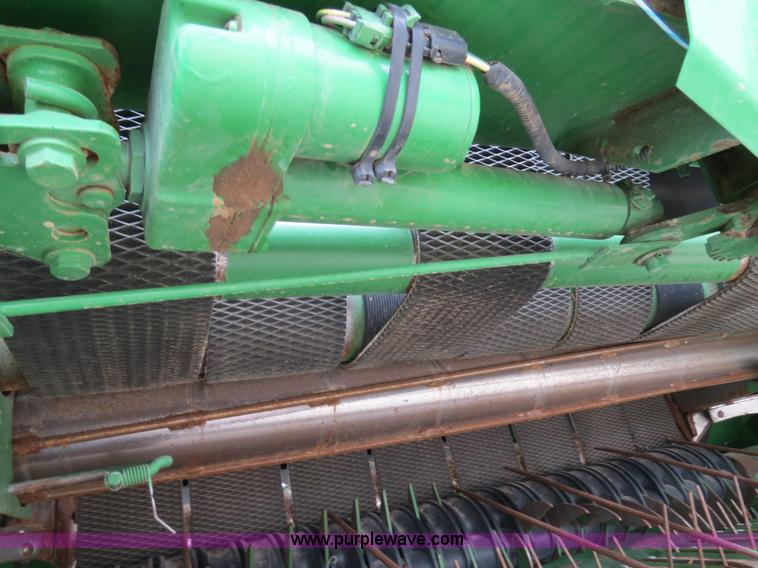 image for item B4746 2007 John Deere 568 round baler