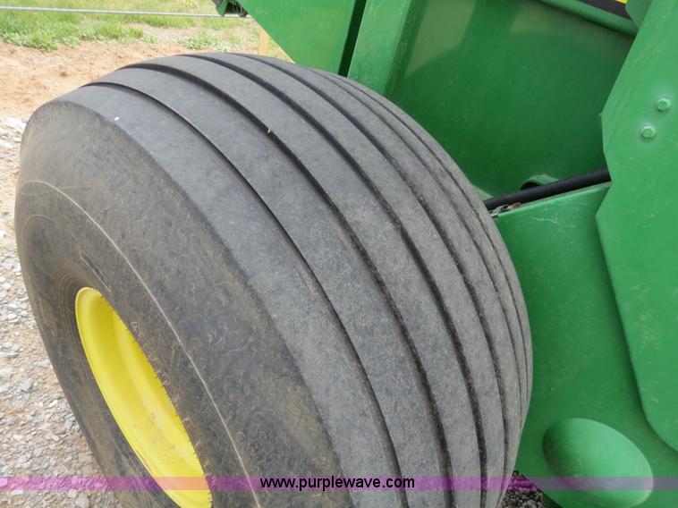 image for item B4746 2007 John Deere 568 round baler