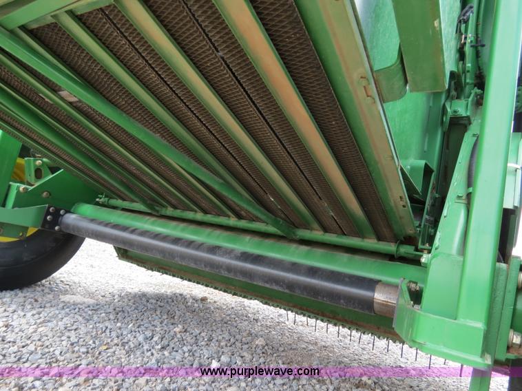 image for item B4746 2007 John Deere 568 round baler