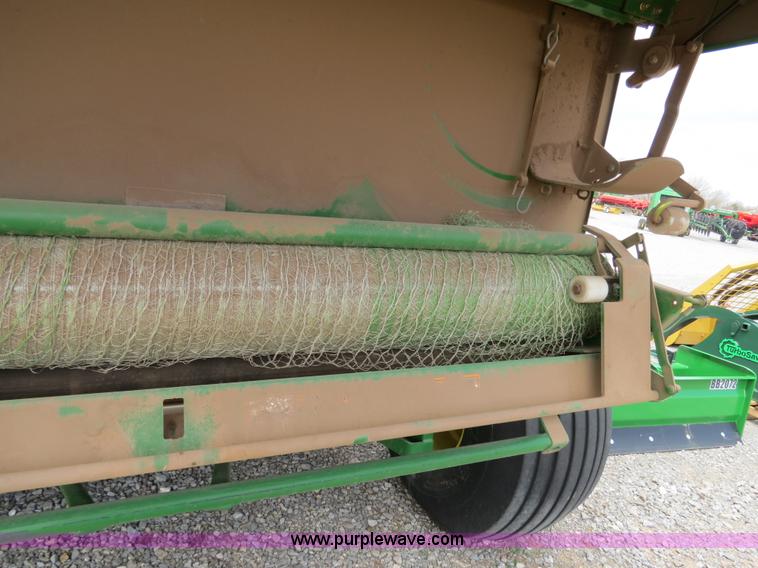 image for item B4746 2007 John Deere 568 round baler