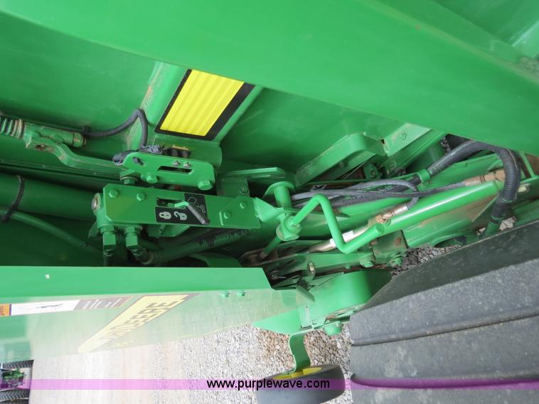 image for item B4746 2007 John Deere 568 round baler