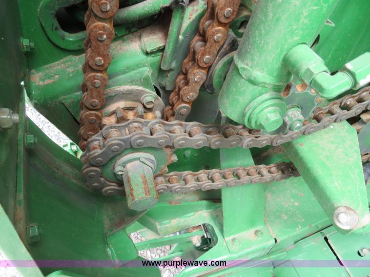 image for item B4746 2007 John Deere 568 round baler