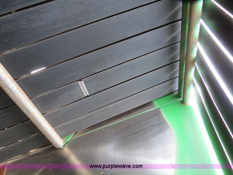 image for item B4746 2007 John Deere 568 round baler