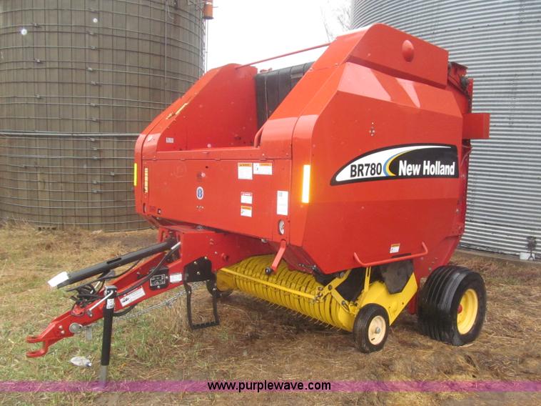 image for item B5464 2005 New Holland BR780 round baler