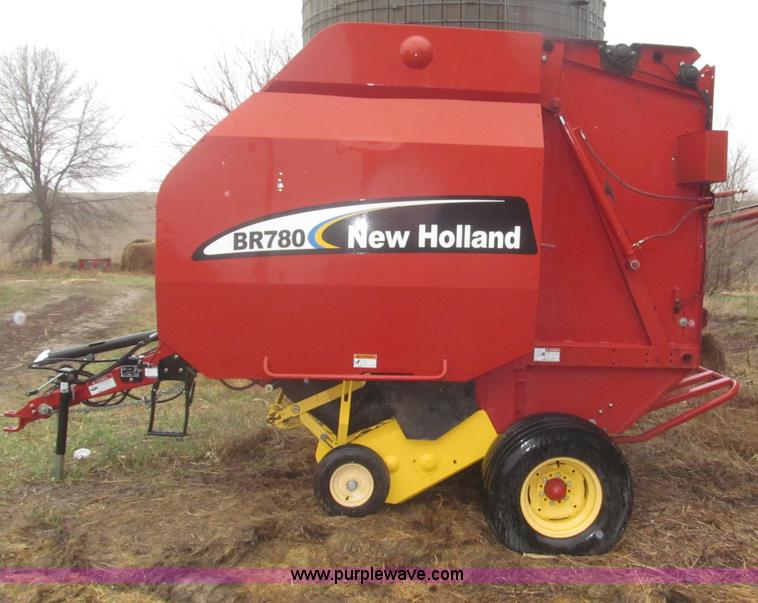 image for item B5464 2005 New Holland BR780 round baler