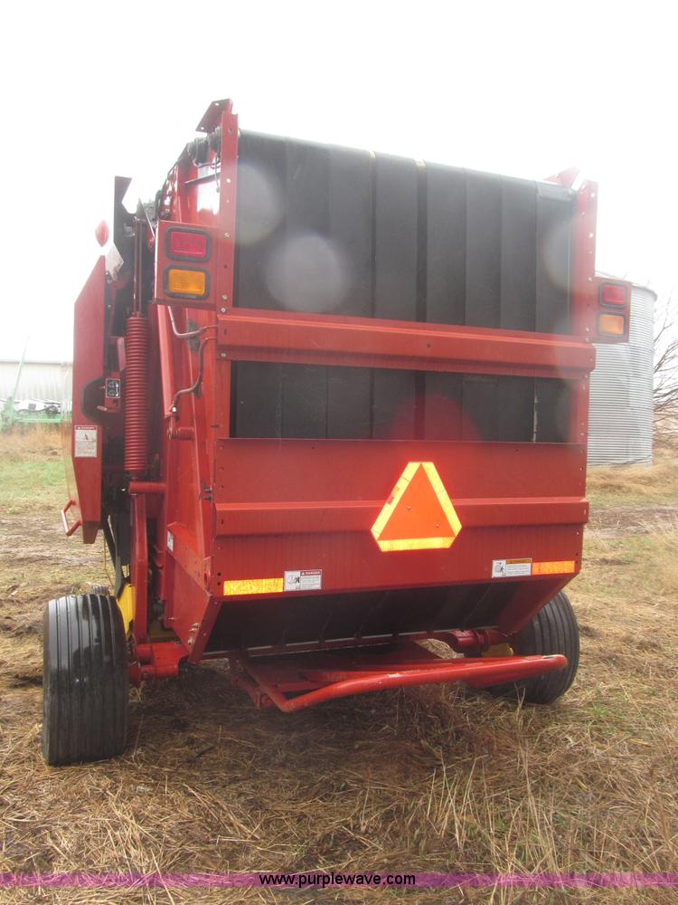 image for item B5464 2005 New Holland BR780 round baler