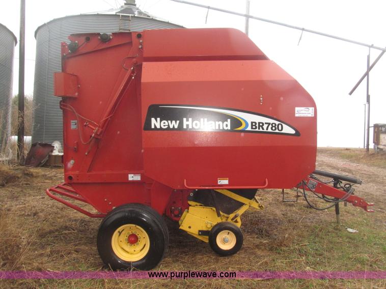 image for item B5464 2005 New Holland BR780 round baler