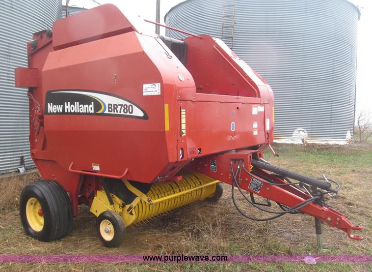 image for item B5464 2005 New Holland BR780 round baler