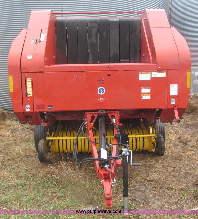 image for item B5464 2005 New Holland BR780 round baler