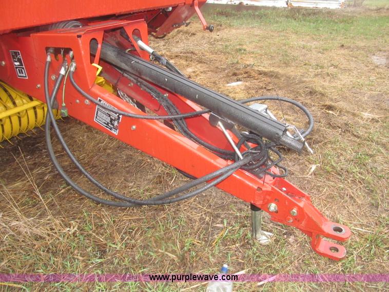 image for item B5464 2005 New Holland BR780 round baler