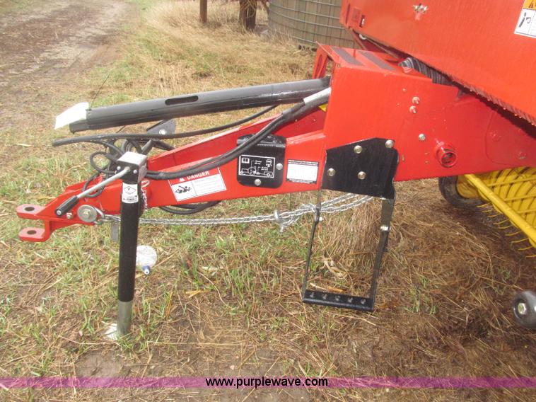 image for item B5464 2005 New Holland BR780 round baler