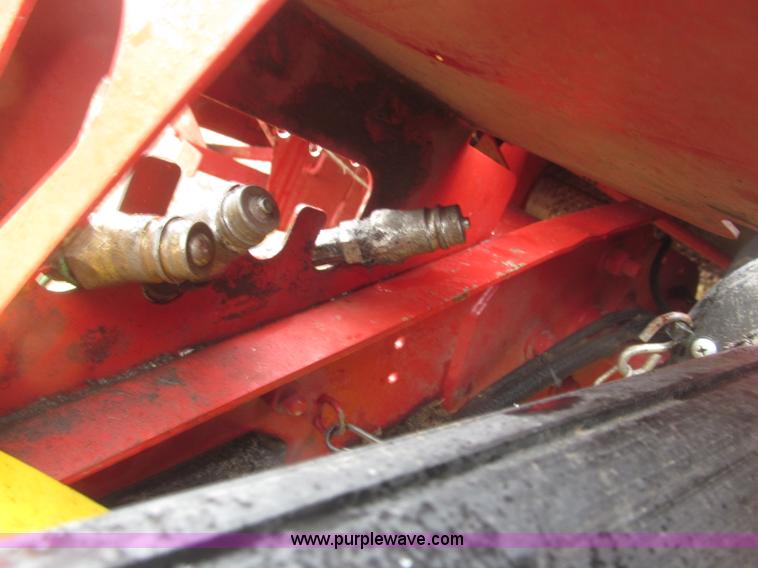 image for item B5464 2005 New Holland BR780 round baler