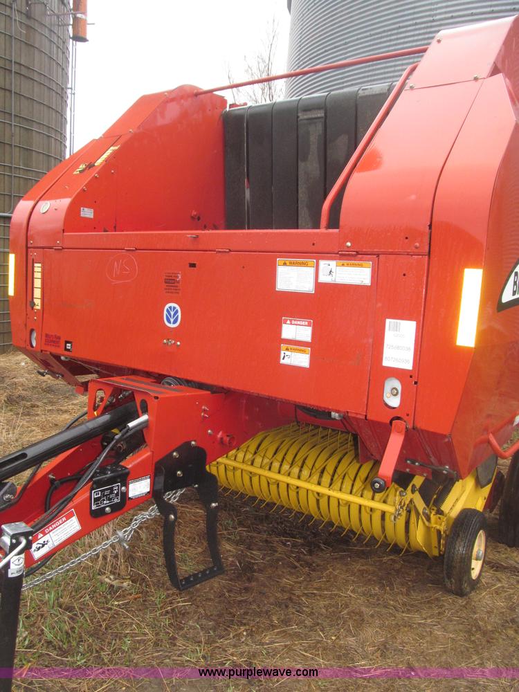 image for item B5464 2005 New Holland BR780 round baler