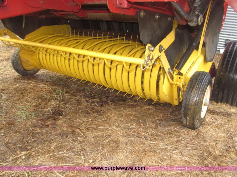 image for item B5464 2005 New Holland BR780 round baler