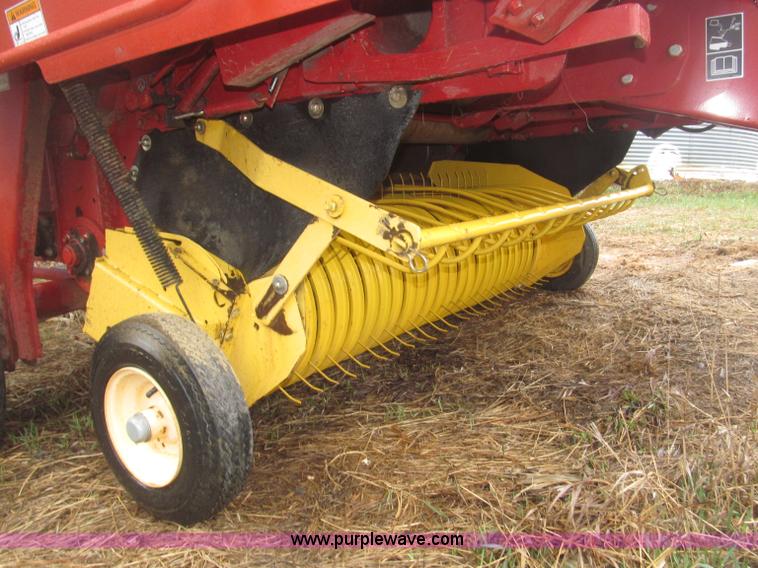image for item B5464 2005 New Holland BR780 round baler