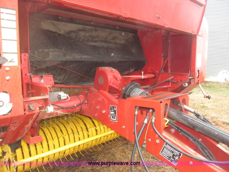 image for item B5464 2005 New Holland BR780 round baler