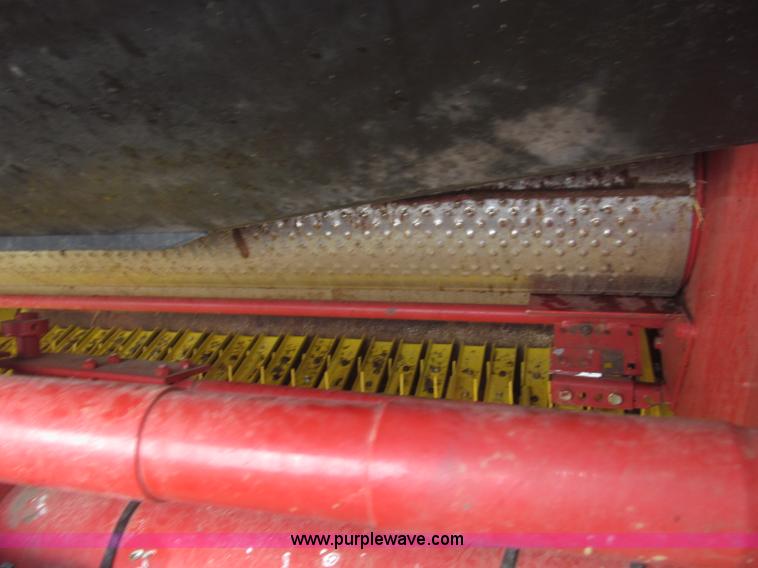 image for item B5464 2005 New Holland BR780 round baler