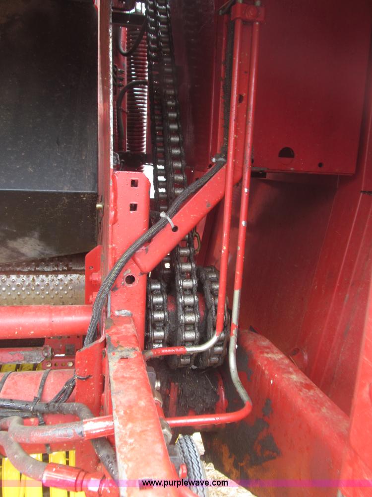 image for item B5464 2005 New Holland BR780 round baler