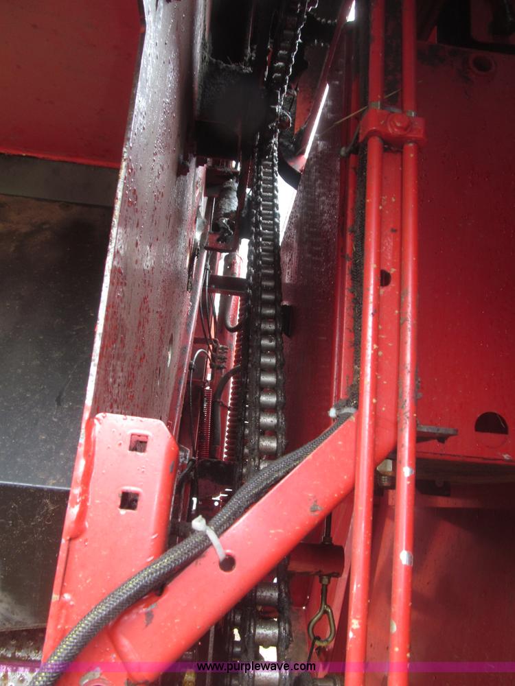 image for item B5464 2005 New Holland BR780 round baler