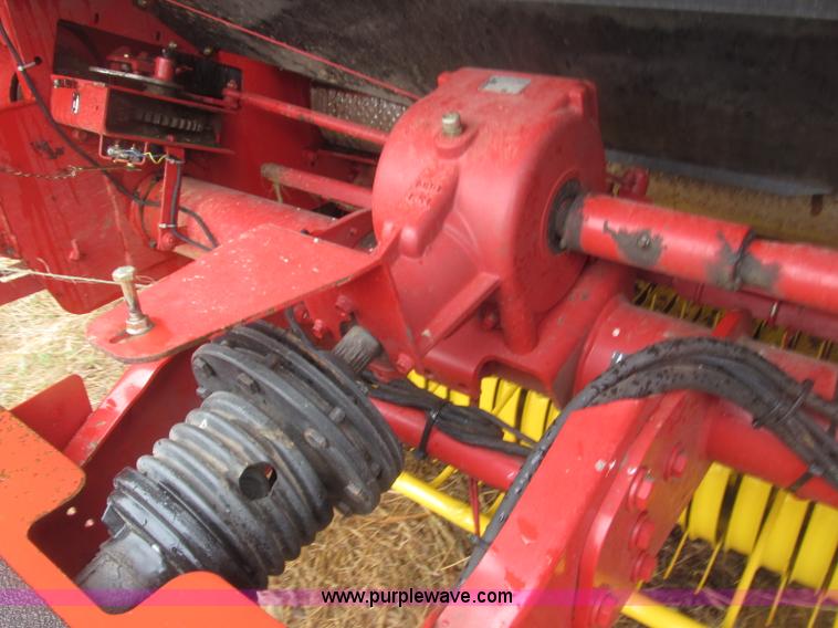 image for item B5464 2005 New Holland BR780 round baler