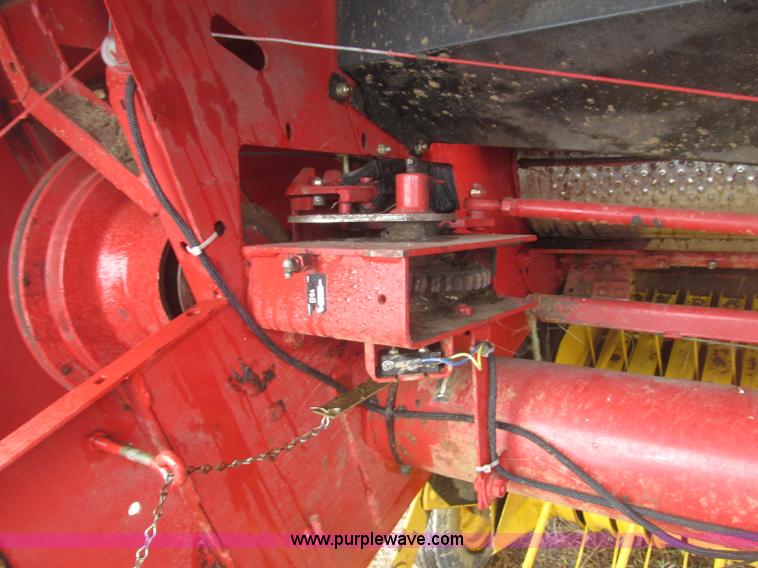 image for item B5464 2005 New Holland BR780 round baler