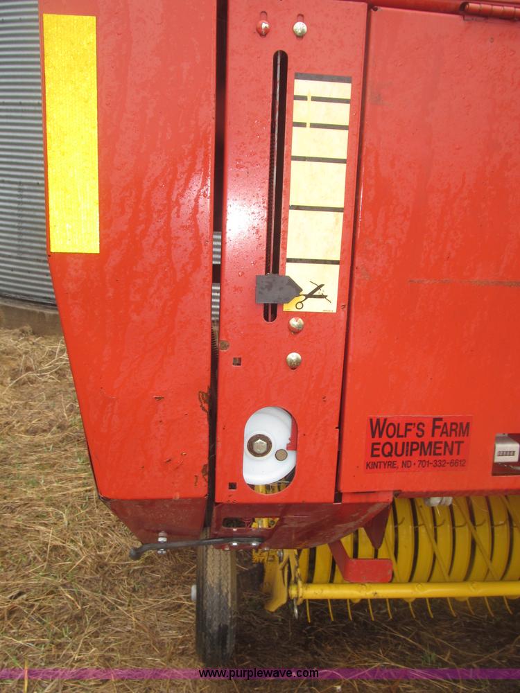image for item B5464 2005 New Holland BR780 round baler
