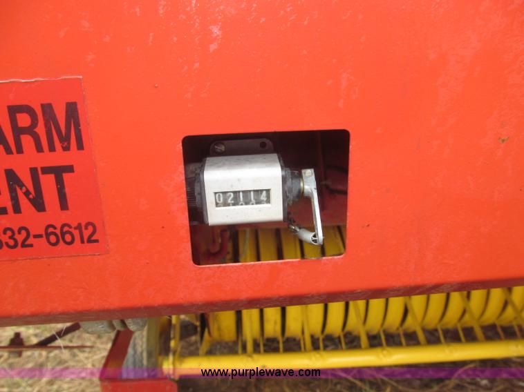 image for item B5464 2005 New Holland BR780 round baler