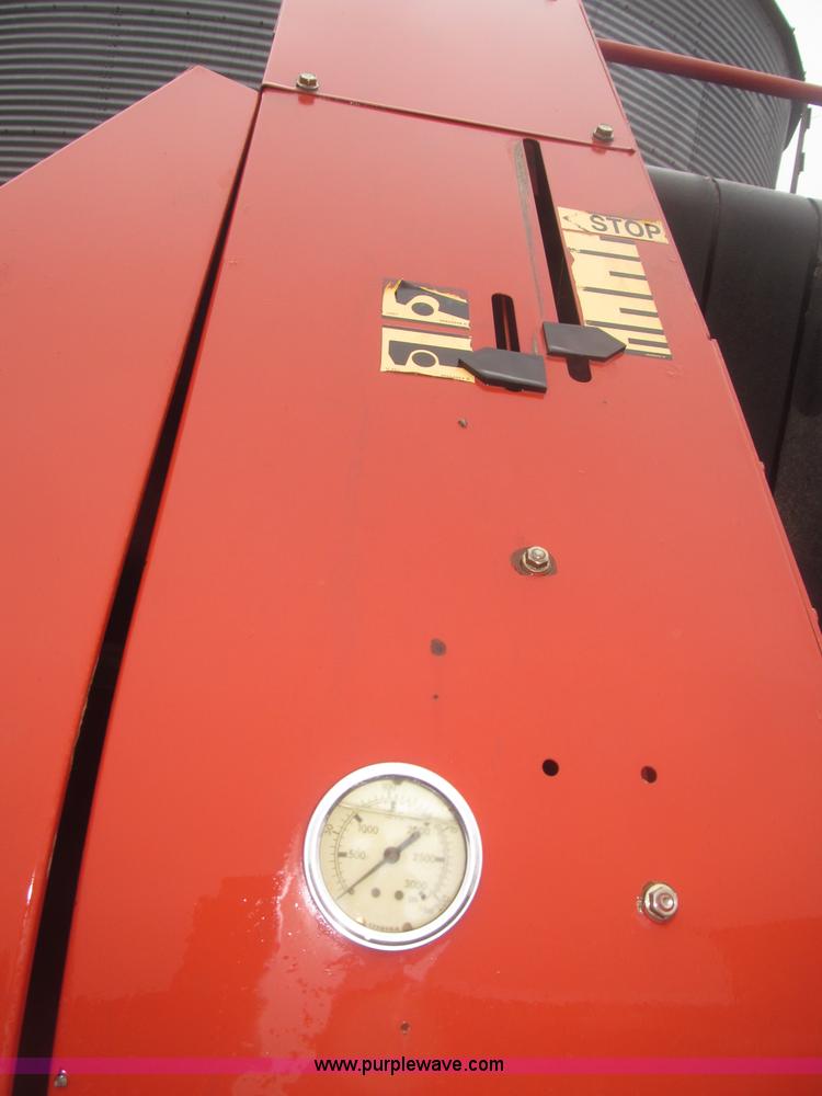 image for item B5464 2005 New Holland BR780 round baler