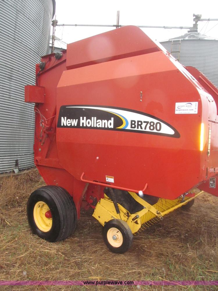 image for item B5464 2005 New Holland BR780 round baler