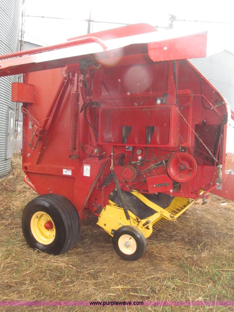 image for item B5464 2005 New Holland BR780 round baler