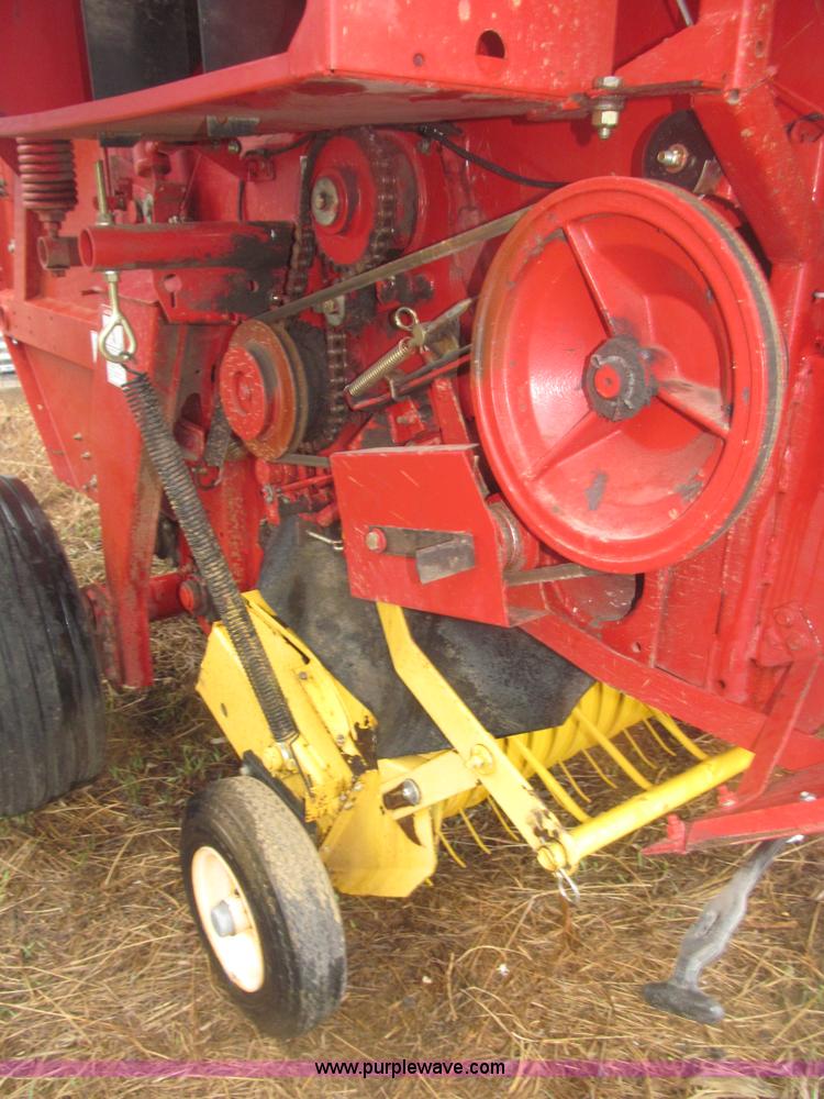 image for item B5464 2005 New Holland BR780 round baler