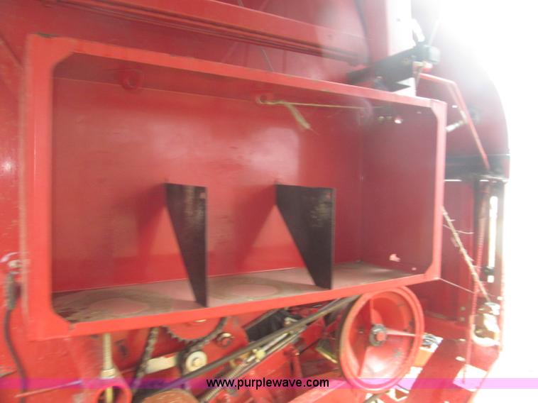 image for item B5464 2005 New Holland BR780 round baler