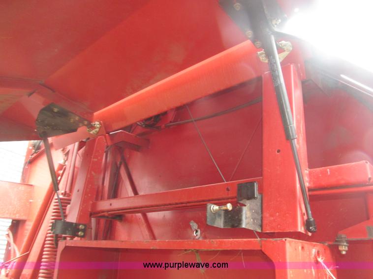 image for item B5464 2005 New Holland BR780 round baler