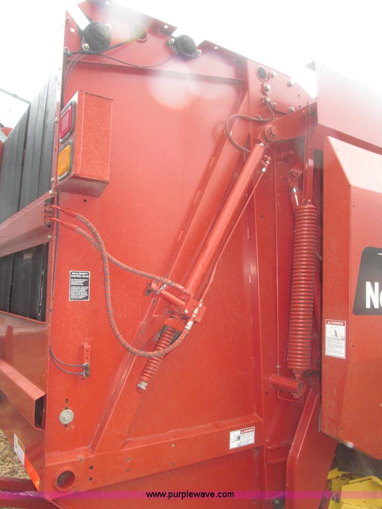 image for item B5464 2005 New Holland BR780 round baler