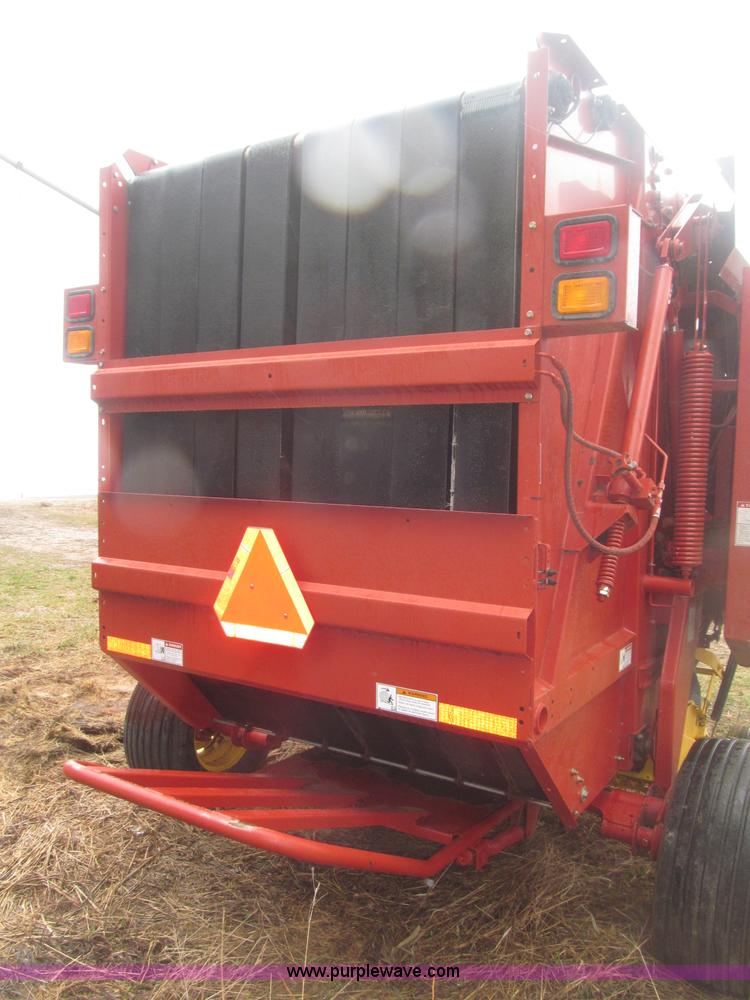 image for item B5464 2005 New Holland BR780 round baler