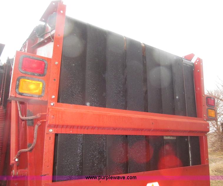 image for item B5464 2005 New Holland BR780 round baler