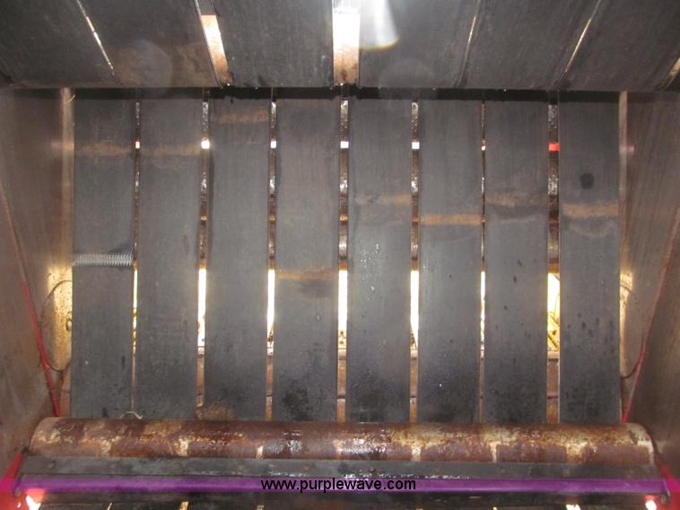 image for item B5464 2005 New Holland BR780 round baler