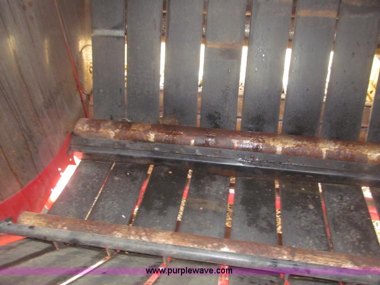 image for item B5464 2005 New Holland BR780 round baler