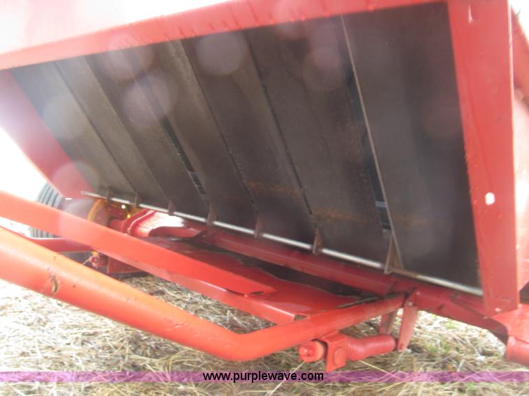 image for item B5464 2005 New Holland BR780 round baler