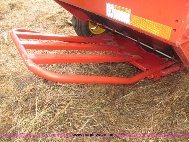 image for item B5464 2005 New Holland BR780 round baler