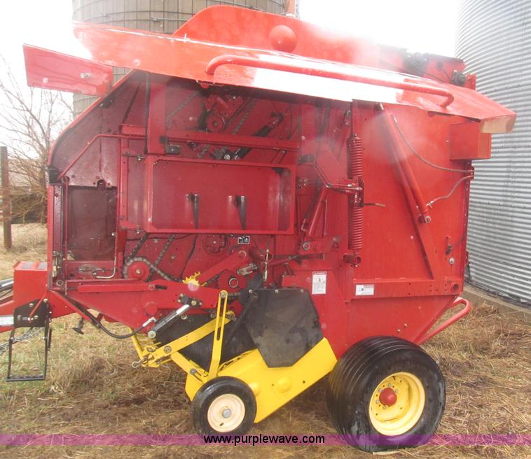 image for item B5464 2005 New Holland BR780 round baler