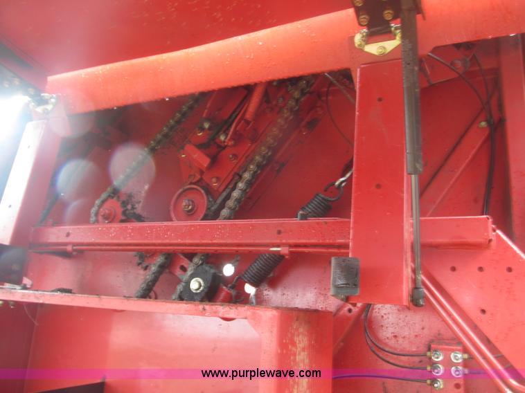 image for item B5464 2005 New Holland BR780 round baler