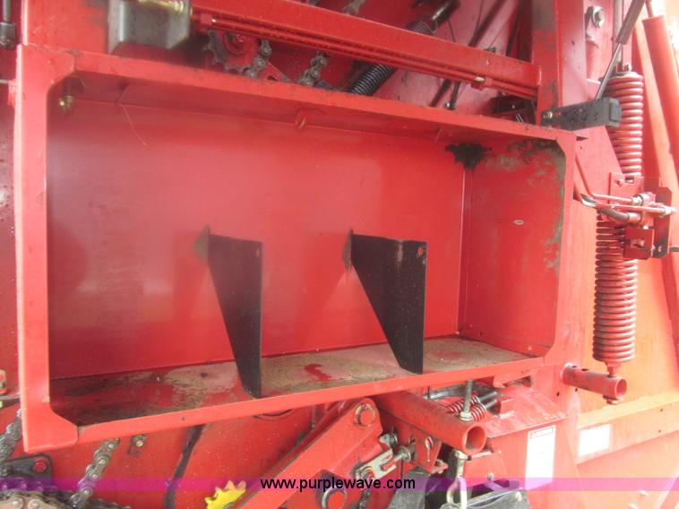 image for item B5464 2005 New Holland BR780 round baler