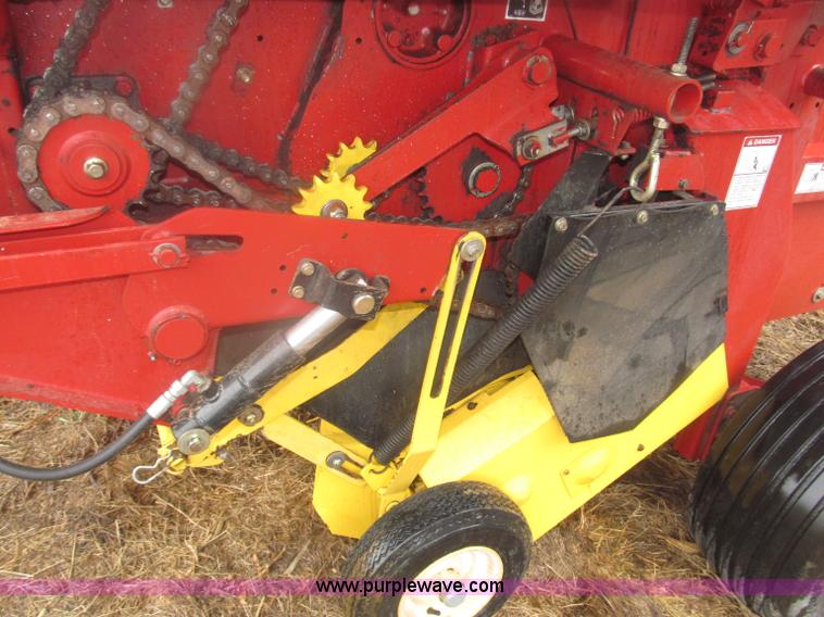 image for item B5464 2005 New Holland BR780 round baler