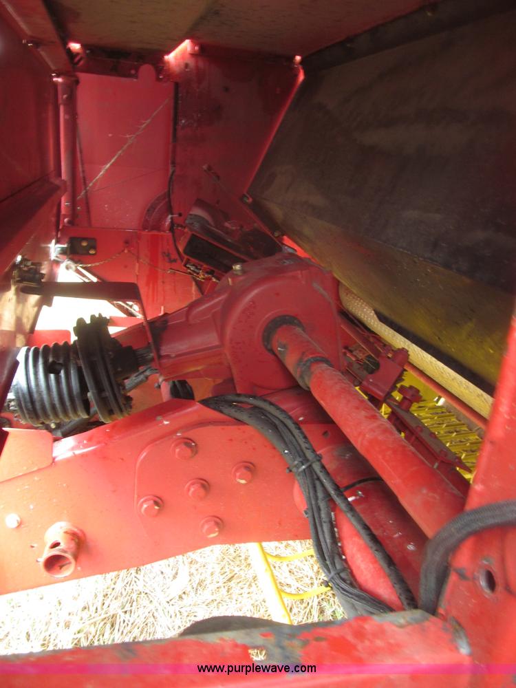 image for item B5464 2005 New Holland BR780 round baler