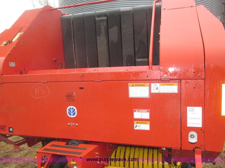 image for item B5464 2005 New Holland BR780 round baler