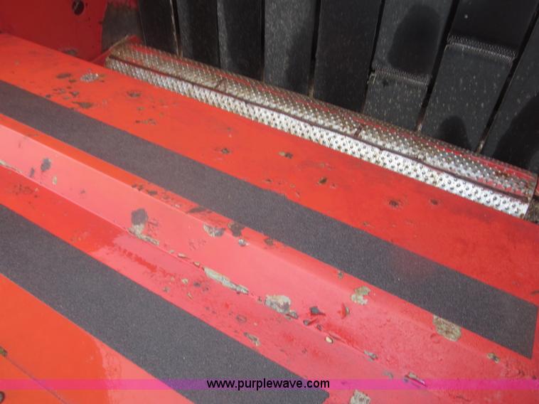 image for item B5464 2005 New Holland BR780 round baler