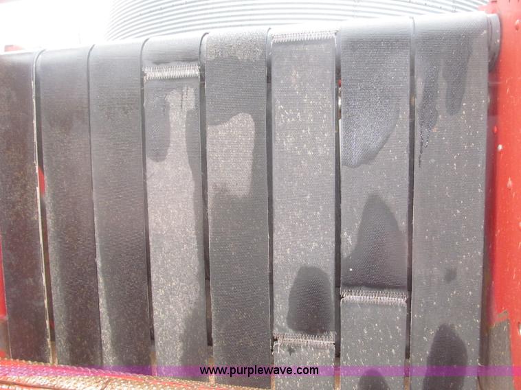 image for item B5464 2005 New Holland BR780 round baler