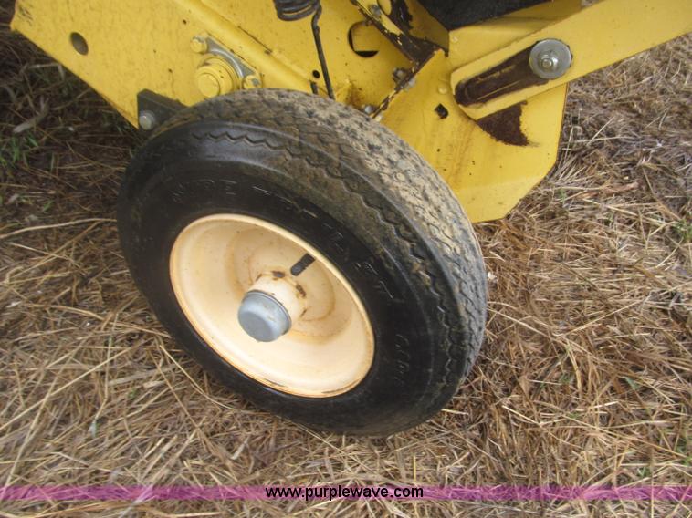 image for item B5464 2005 New Holland BR780 round baler